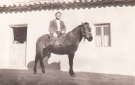 Foto de Francisco Fernandez Rueda y su mula en Mayorga