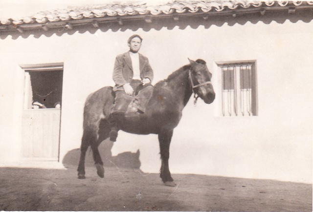 Foto de Francisco Fernandez Rueda y su mula en Mayorga