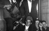 Foto de los Quintos cantando en Mayorga 1964