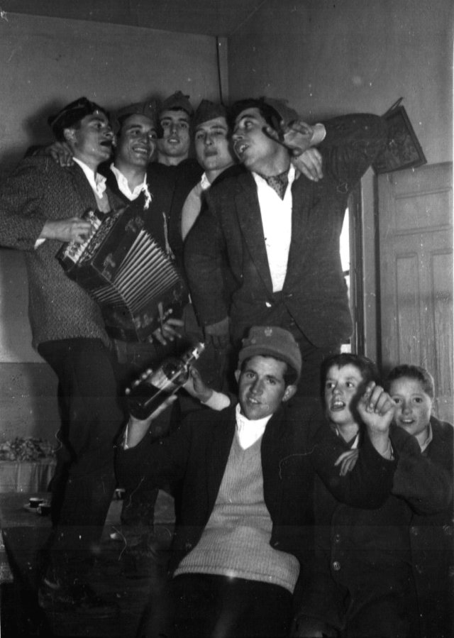 Foto de los Quintos cantando en Mayorga 1964