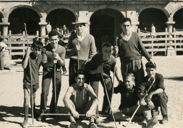 Foto de un grupo de amigos en las fiestas de Mayorga en 1967