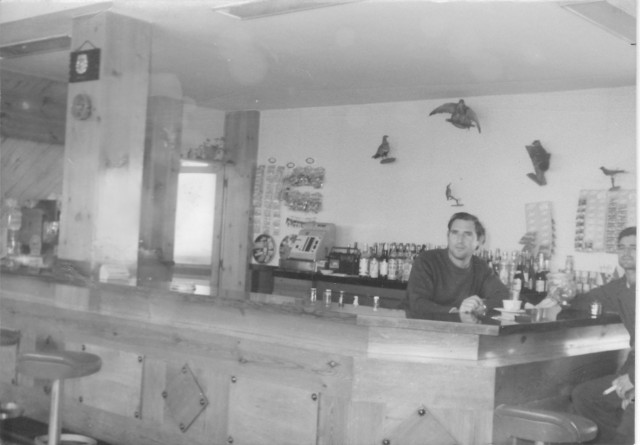 Hombres en la gasolinera Mayorga 1976