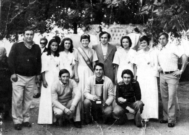 La peña El silencio con un trofeo de fiestas de Mayorga