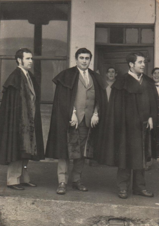 Amigos muy elegantes con capa en Mayorga 1969