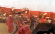 Fiestas de Mayorga Ignacio Pascual dando un pase con el capote a una vaca 1982