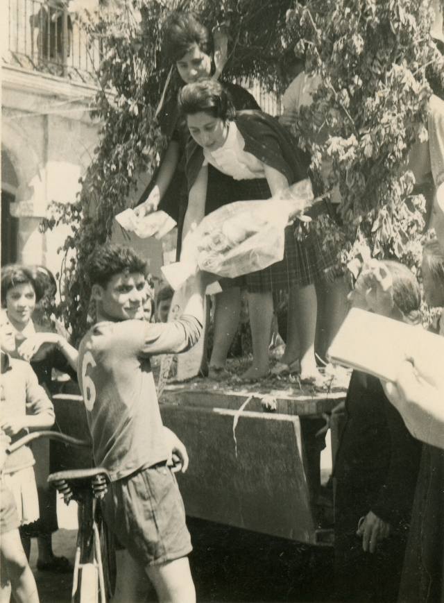 Ciclista recibiendo el premio en Mayorga 1966