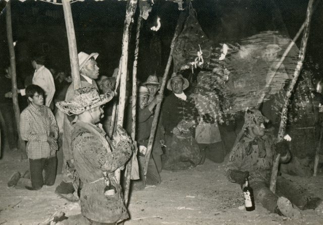 Mayorganos en El Vítor cantando himno plaza Mayorga 1976