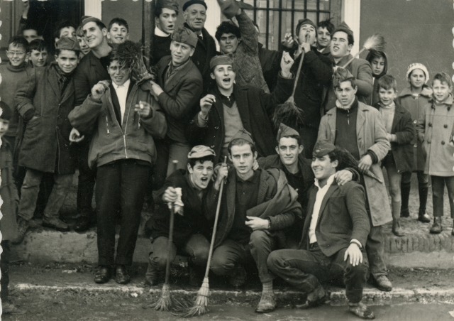Quintos en la plaza con niños 1966