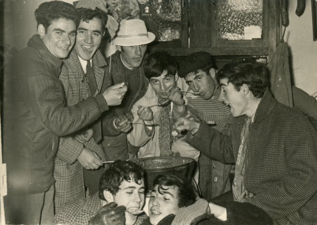 Comiendo sopas de ajo en Navidad Mayorga 1969