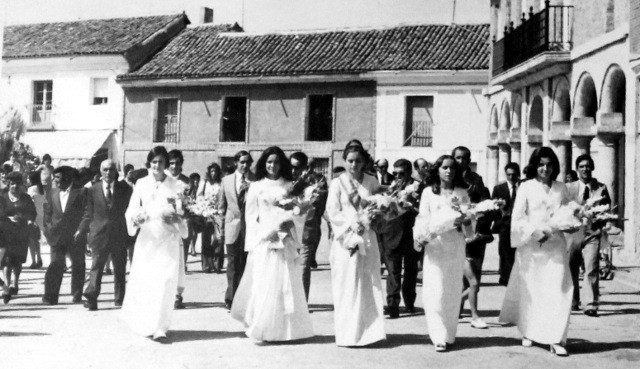 Reina Damas y comitiva fiestas Mayorga 1974