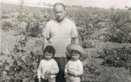 Jesús García con sus hijas Inma y Mari 1968
