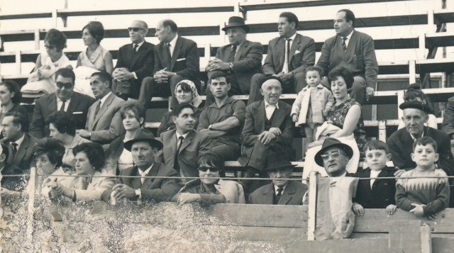 Mi abuelo Aurelio, mi madre Teyita y yo Inma García Pérez en los toros de Mayorga 1965