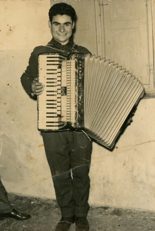 Jose Manuel Trigueros con un acordeón
