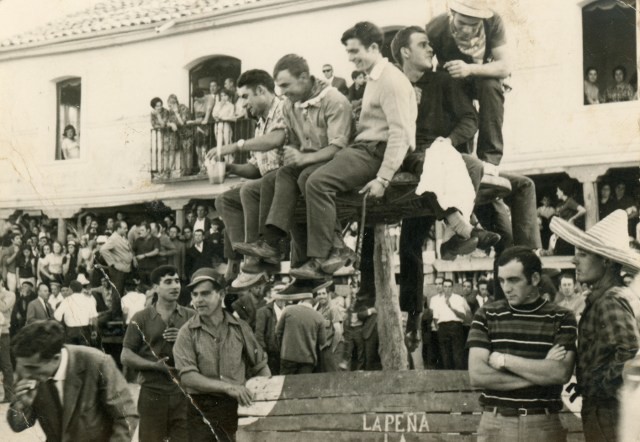 Muchos mayorganos en la rueda. Plaza de toros de Mayorga