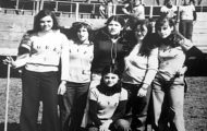 Grupo de chicas mayorganas en la plaza de toros de Mayorga. 1978