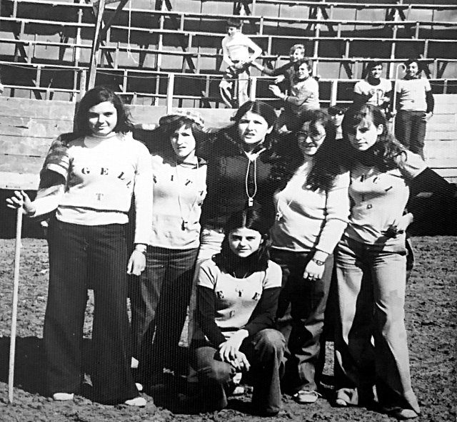 Grupo de chicas mayorganas en la plaza de toros de Mayorga. 1978