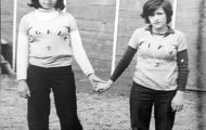 Dos chicas en la plaza de toros de Mayorga. 1978